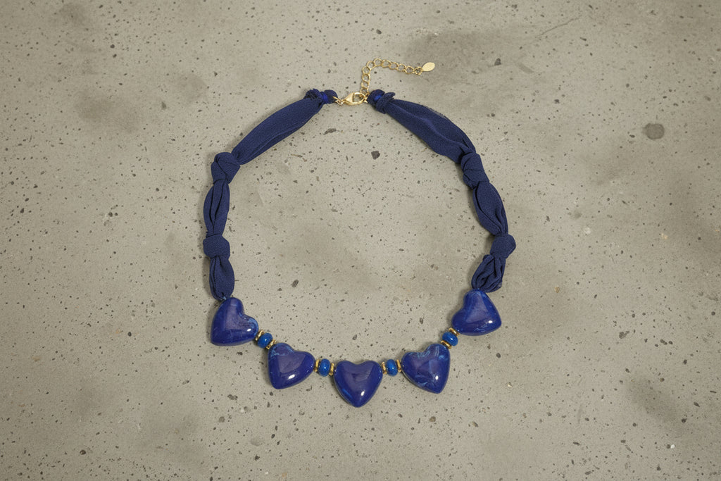 Stoffen ketting met hartjes kralen