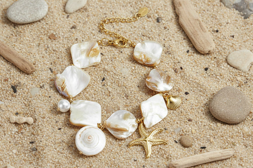 Armband met schelpen, zee charms en goude kraaltjes